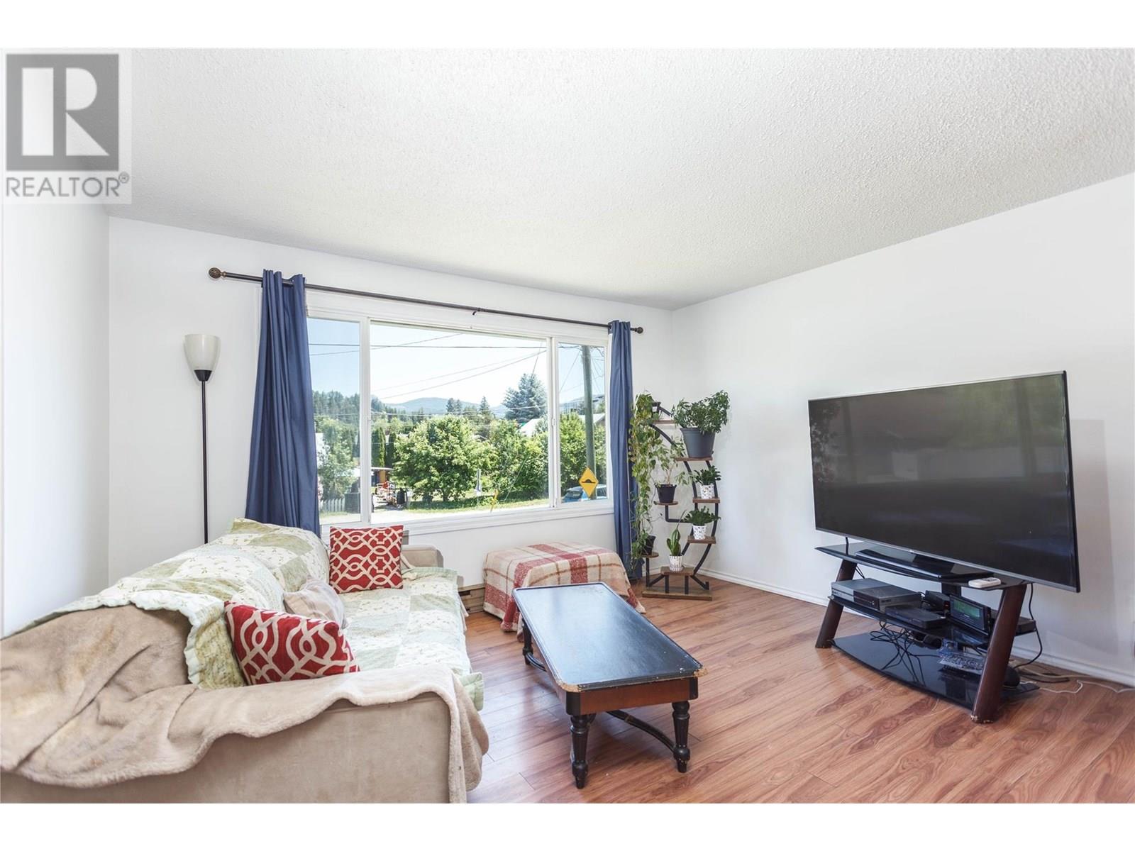 2284 Park Avenue, Lumby, British Columbia  V0E 2G0 - Photo 11 - 10351583