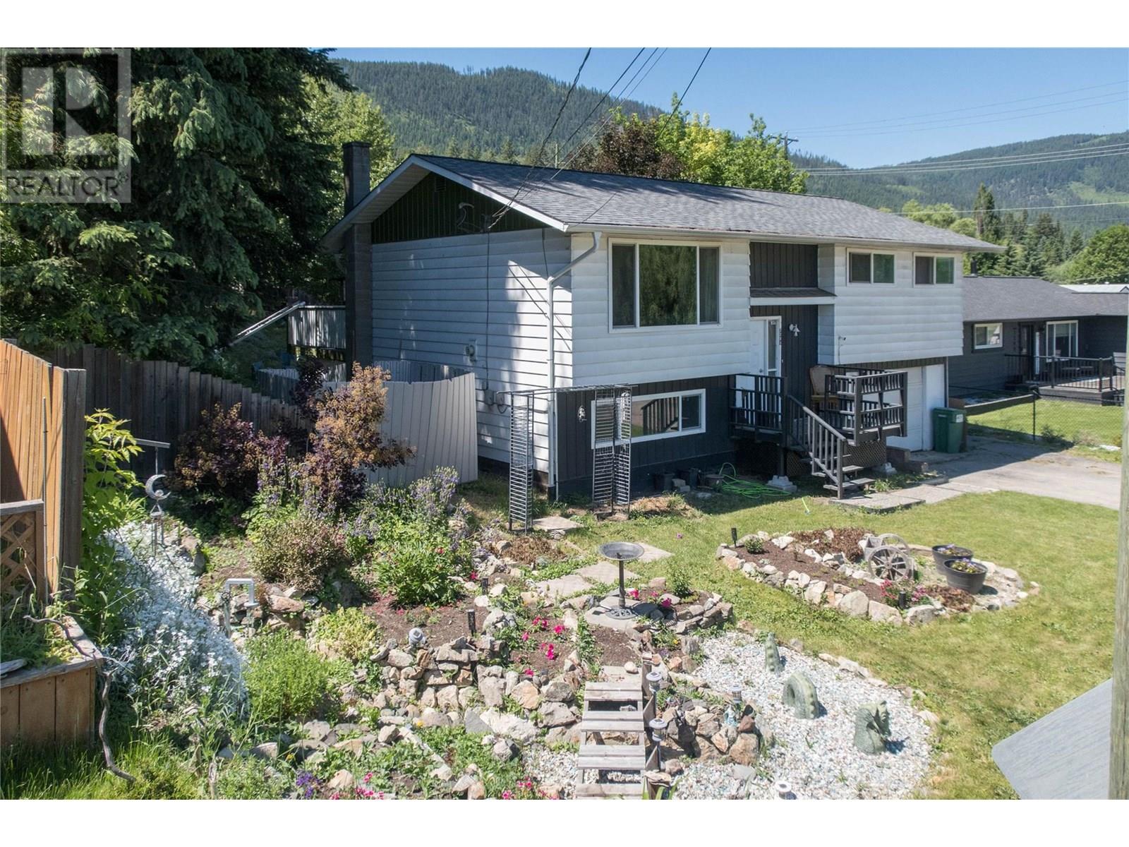 2284 Park Avenue, Lumby, British Columbia  V0E 2G0 - Photo 24 - 10351583