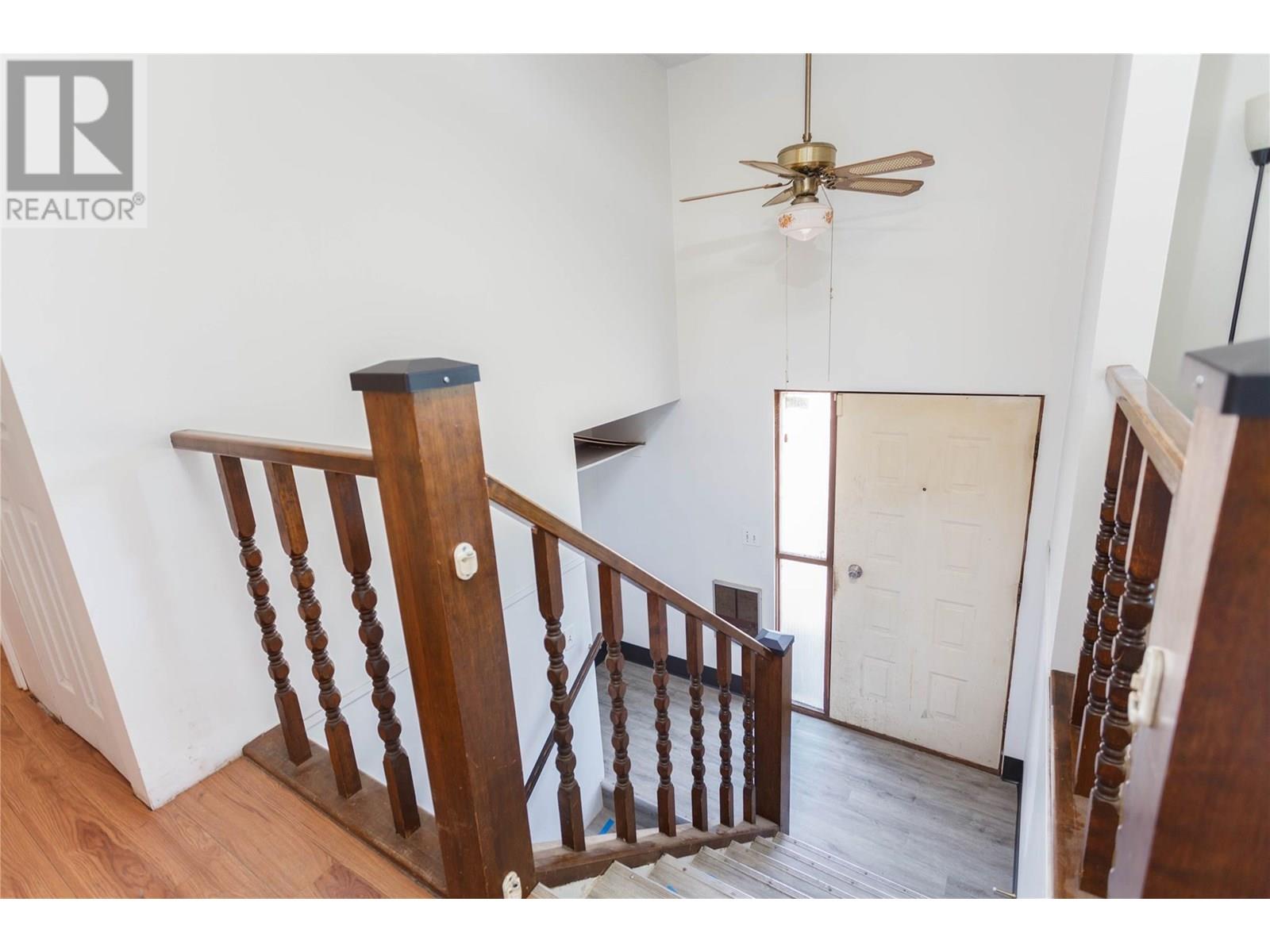 2284 Park Avenue, Lumby, British Columbia  V0E 2G0 - Photo 3 - 10351583