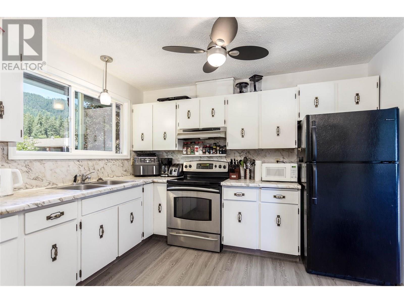 2284 Park Avenue, Lumby, British Columbia  V0E 2G0 - Photo 4 - 10351583