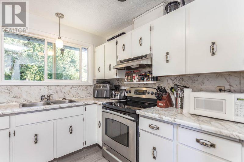 2284 Park Avenue, Lumby, British Columbia  V0E 2G0 - Photo 6 - 10351583