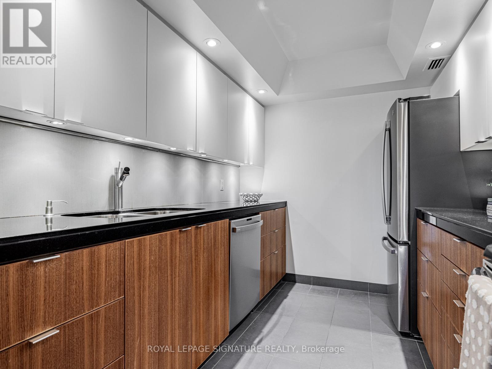1104 - 61 St Clair Avenue W, Toronto (Yonge-St. Clair), Ontario  M4V 2Y8 - Photo 15 - C12101579