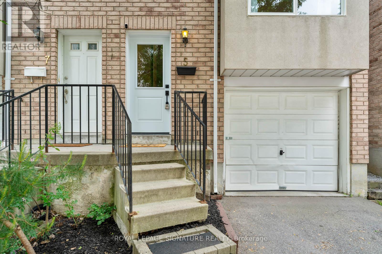 5 Ice Cream Lane, Toronto (East End-Danforth), Ontario  M4C 5T1 - Photo 4 - E12212644