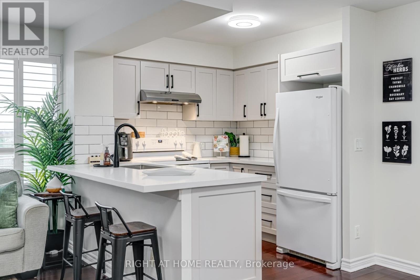 403 - 11 Oneida Crescent, Richmond Hill (Langstaff), Ontario  L4B 0A1 - Photo 6 - N12001137