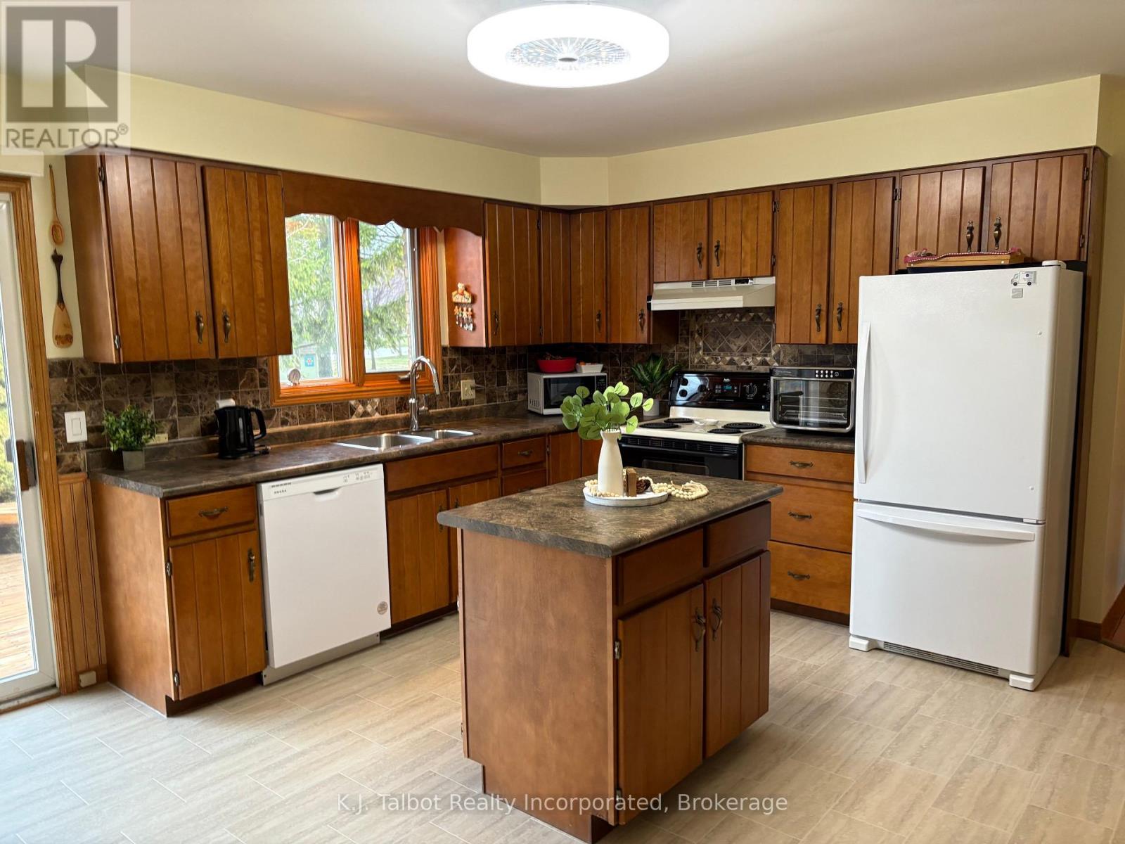 215 Bennett Street E, Goderich (Goderich (Town)), Ontario  N7A 1A8 - Photo 11 - X12053733