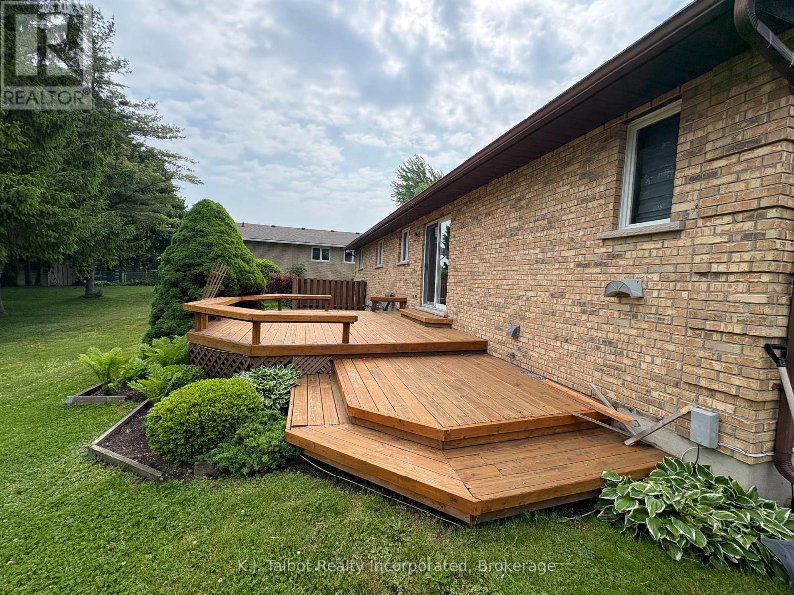 215 Bennett Street E, Goderich (Goderich (Town)), Ontario  N7A 1A8 - Photo 37 - X12053733