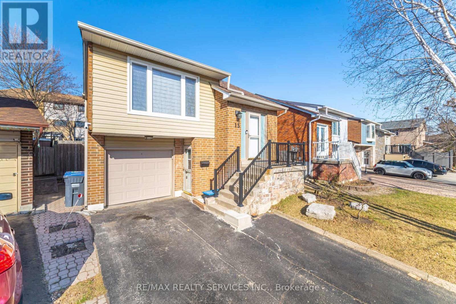 13 Royal Palm Drive, Brampton (Heart Lake East), Ontario  L6Z 1P1 - Photo 3 - W12212615