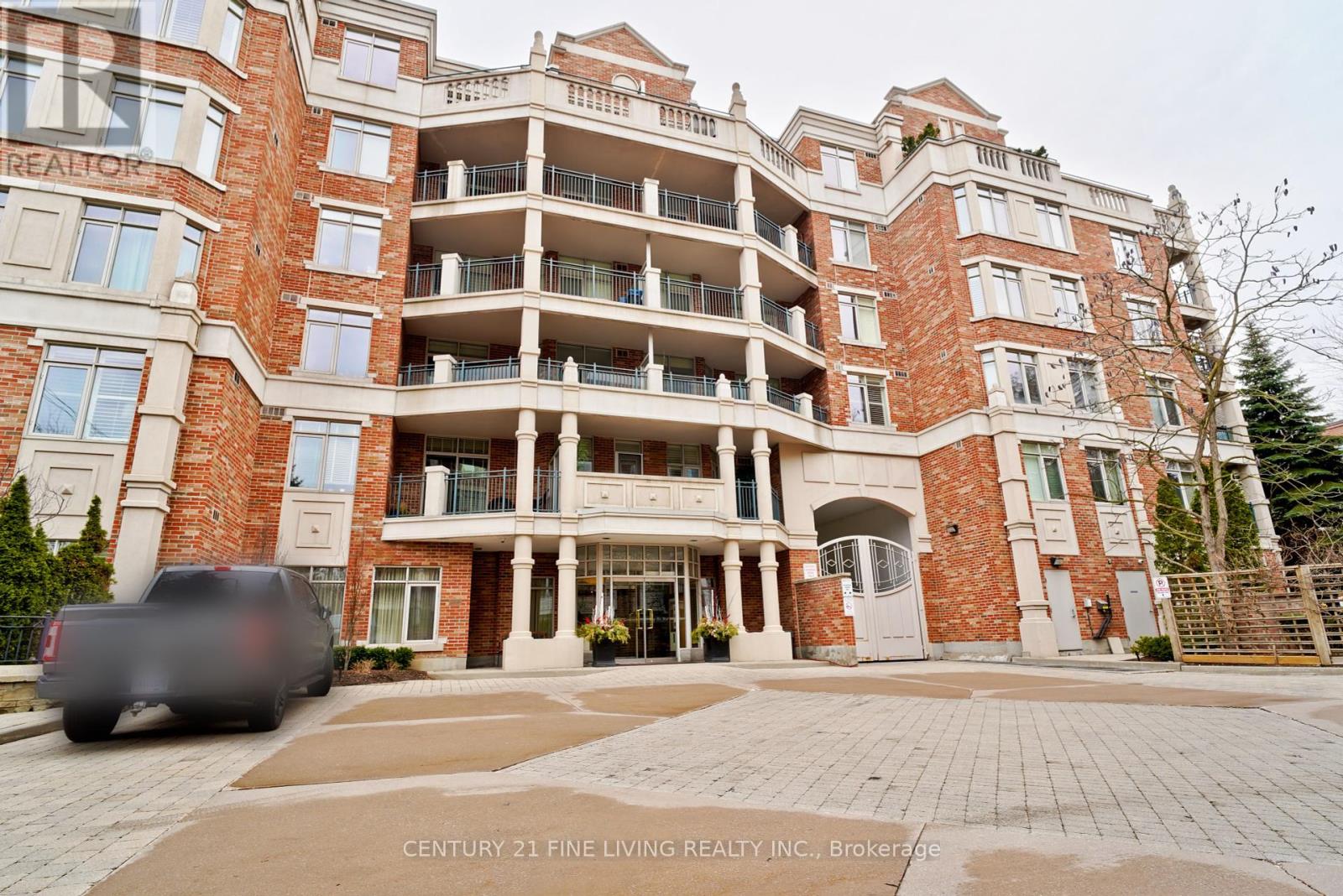 10 Old Mill Trail E, Toronto (Kingsway South), Ontario  M8X 2Y9 - Photo 1 - W12212625