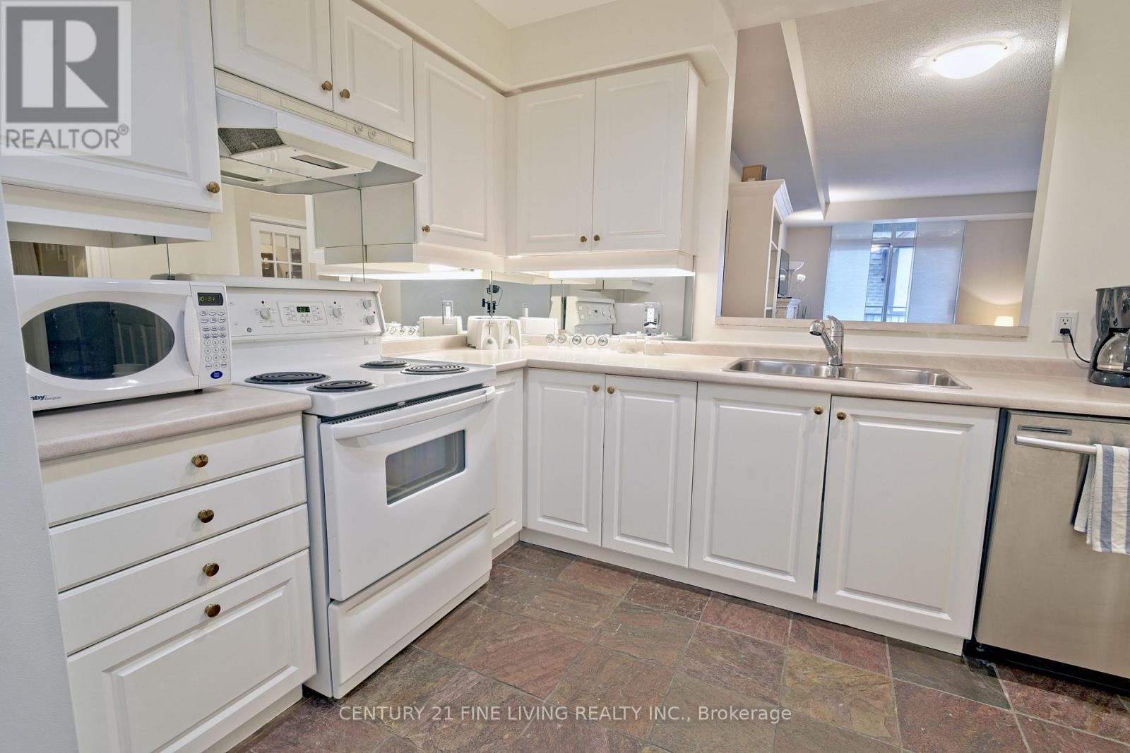 10 Old Mill Trail E, Toronto (Kingsway South), Ontario  M8X 2Y9 - Photo 10 - W12212625