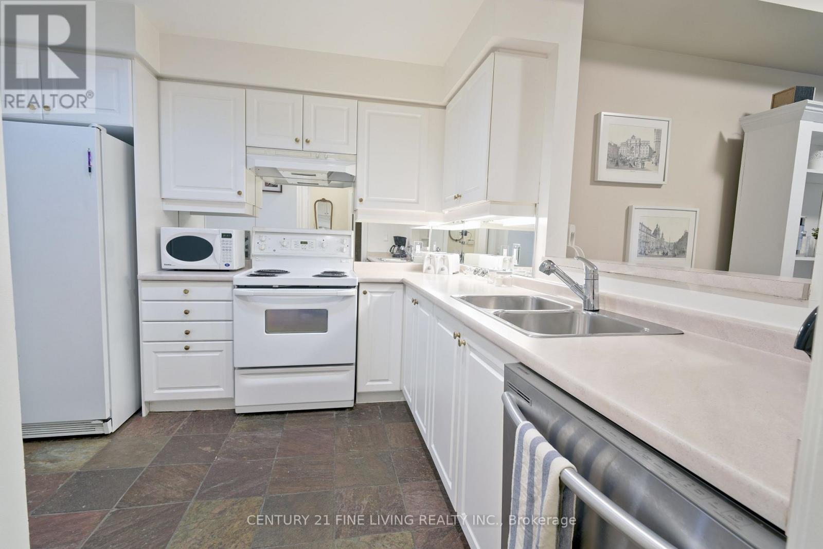 10 Old Mill Trail E, Toronto (Kingsway South), Ontario  M8X 2Y9 - Photo 11 - W12212625