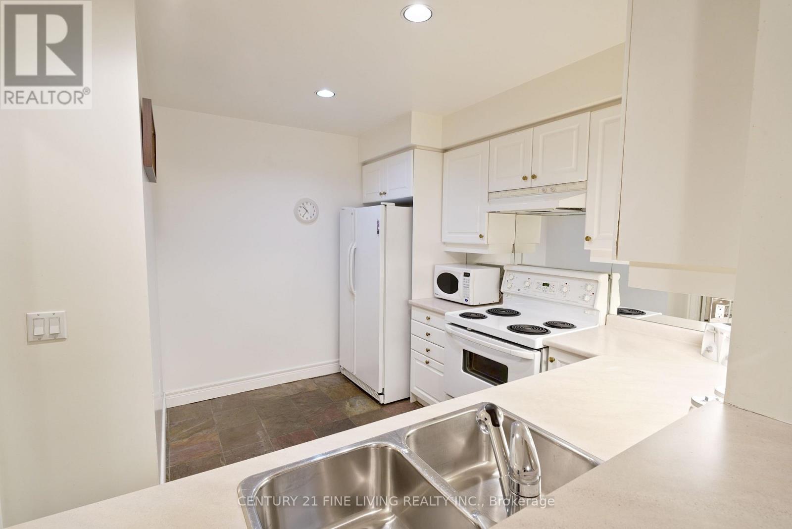 10 Old Mill Trail E, Toronto (Kingsway South), Ontario  M8X 2Y9 - Photo 12 - W12212625