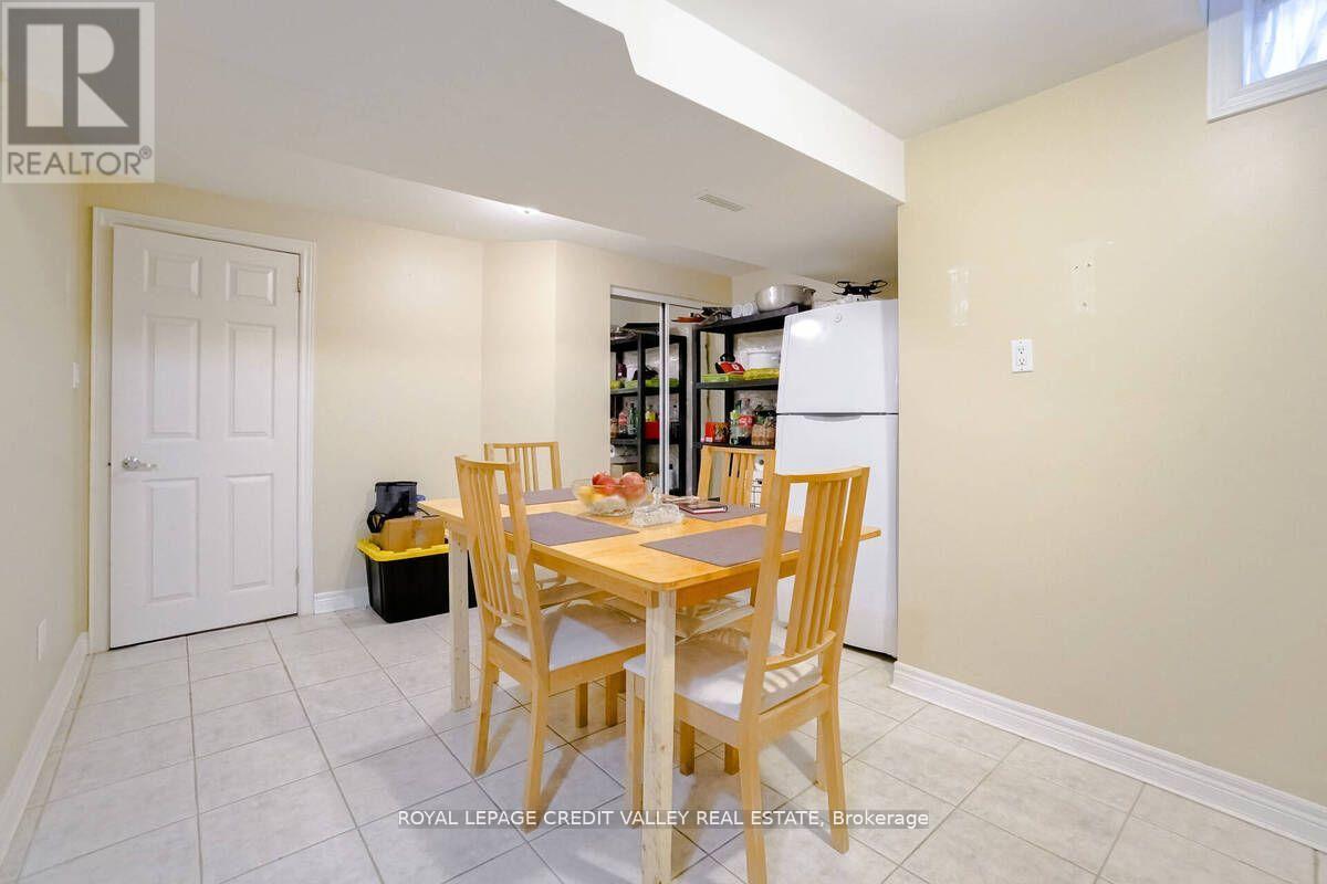 95 Mullis Crescent, Brampton (Fletcher's West), Ontario  L6Y 4T1 - Photo 5 - W12212653