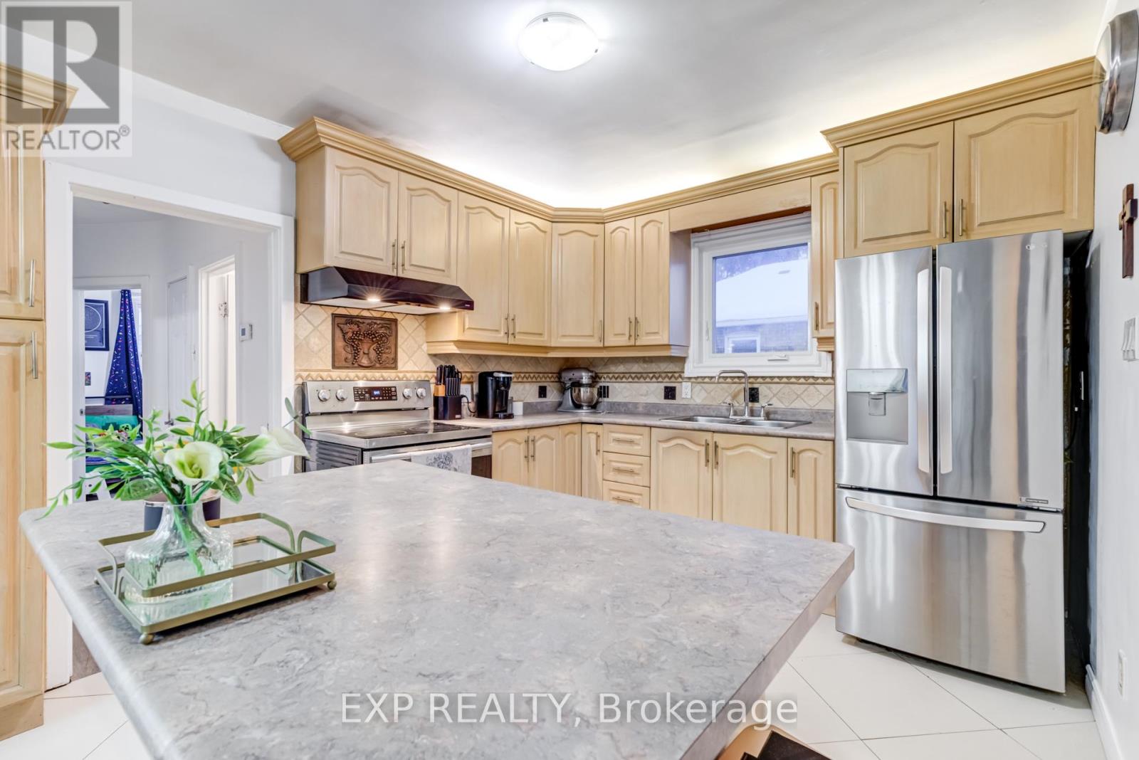 3 Jodphur Avenue, Toronto (Humberlea-Pelmo Park), Ontario  M9M 2J3 - Photo 3 - W12212679