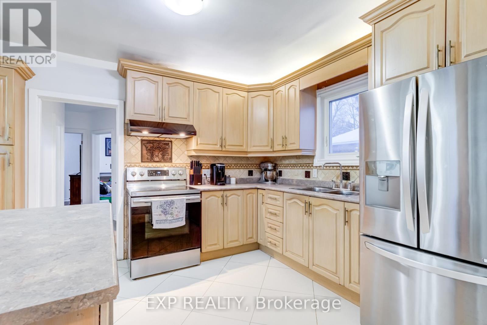 3 Jodphur Avenue, Toronto (Humberlea-Pelmo Park), Ontario  M9M 2J3 - Photo 4 - W12212679