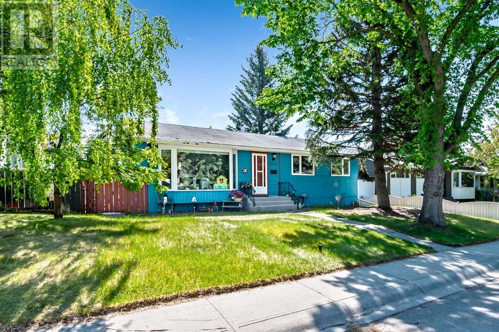 2628 Lionel Crescent Sw, Calgary, Alberta  T3E 6B1 - Photo 1 - A2229831
