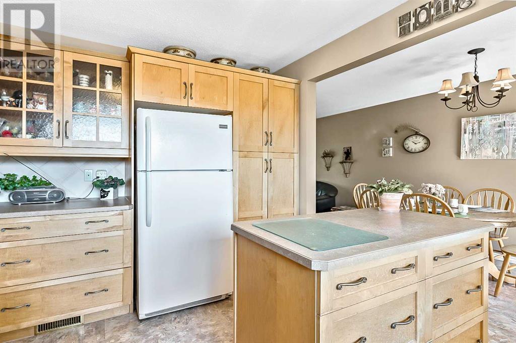 2628 Lionel Crescent Sw, Calgary, Alberta  T3E 6B1 - Photo 10 - A2229831