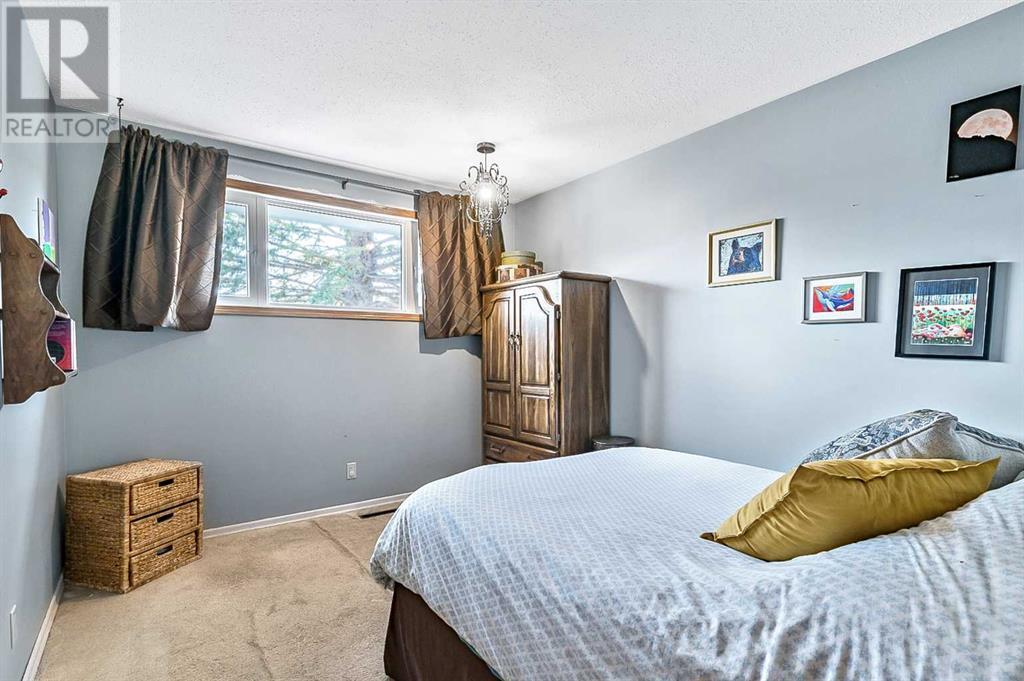 2628 Lionel Crescent Sw, Calgary, Alberta  T3E 6B1 - Photo 13 - A2229831