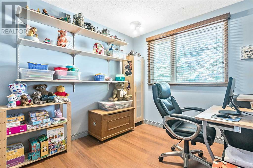 2628 Lionel Crescent Sw, Calgary, Alberta  T3E 6B1 - Photo 15 - A2229831