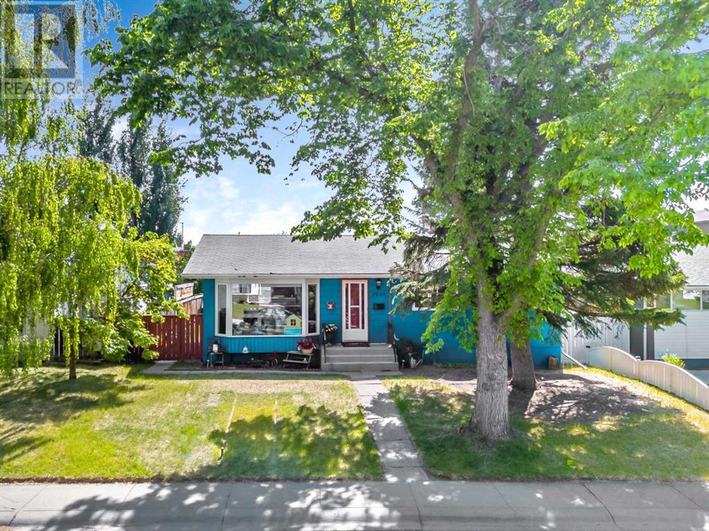 2628 Lionel Crescent Sw, Calgary, Alberta  T3E 6B1 - Photo 2 - A2229831