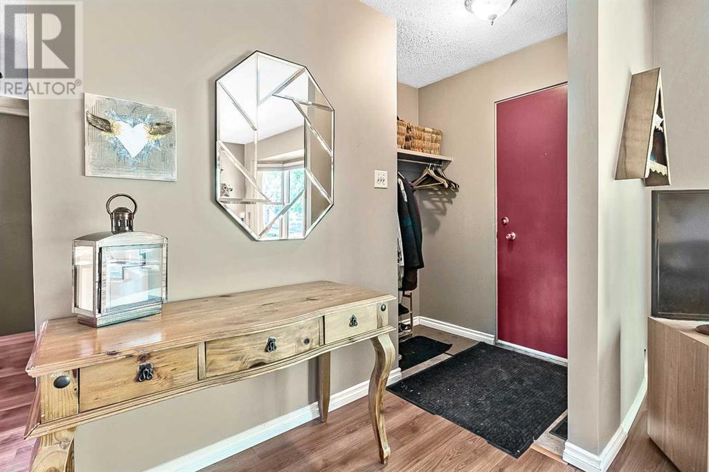 2628 Lionel Crescent Sw, Calgary, Alberta  T3E 6B1 - Photo 3 - A2229831
