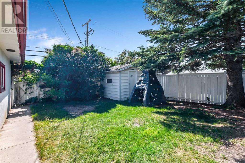 2628 Lionel Crescent Sw, Calgary, Alberta  T3E 6B1 - Photo 31 - A2229831