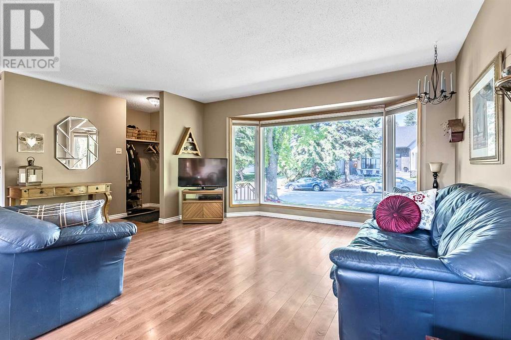 2628 Lionel Crescent Sw, Calgary, Alberta  T3E 6B1 - Photo 5 - A2229831