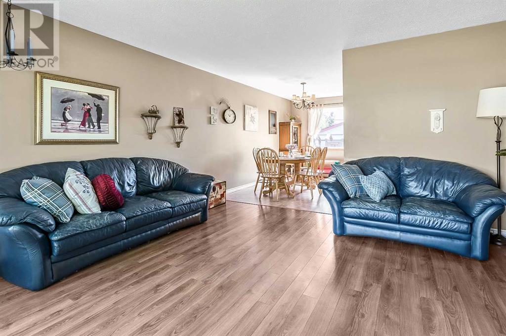 2628 Lionel Crescent Sw, Calgary, Alberta  T3E 6B1 - Photo 6 - A2229831