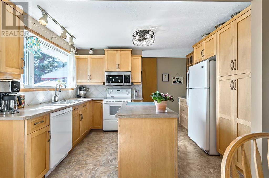 2628 Lionel Crescent Sw, Calgary, Alberta  T3E 6B1 - Photo 9 - A2229831