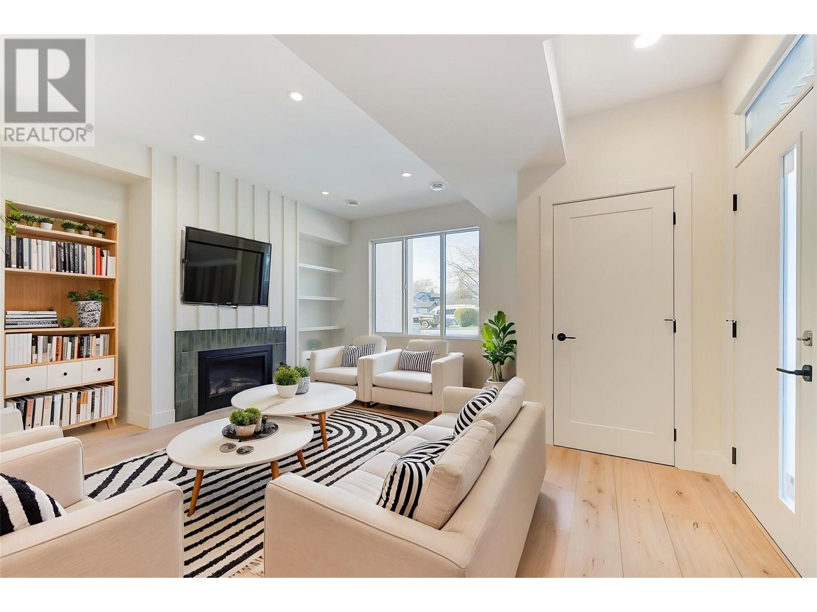 857 Kinnear Court, Kelowna, British Columbia  V1Y 8A9 - Photo 2 - 10351691