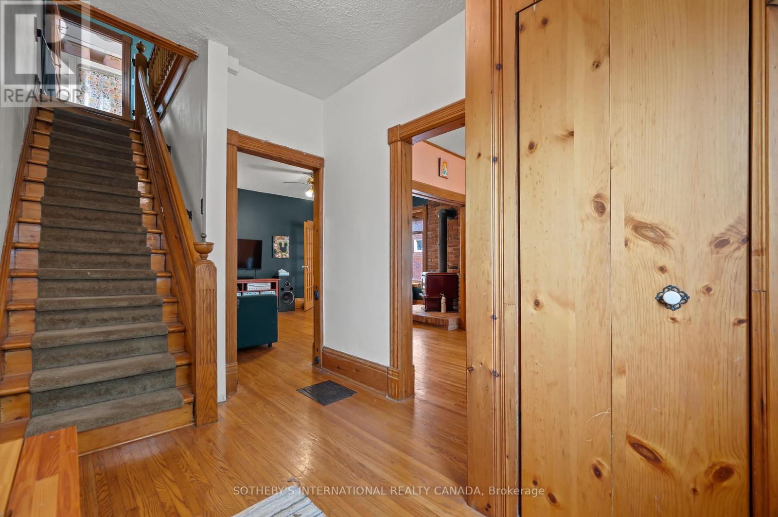 98 Marlborough Street, Brantford, Ontario  N3T 2S5 - Photo 5 - X12212645