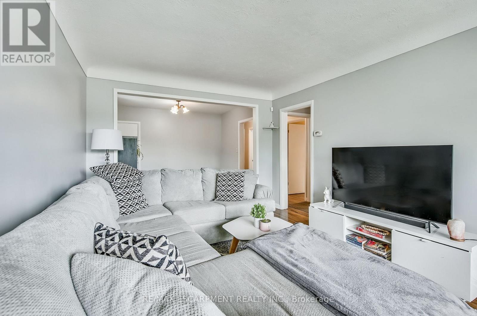 379 East 18th Street, Hamilton, Ontario  L9A 4P7 - Photo 10 - X12212668
