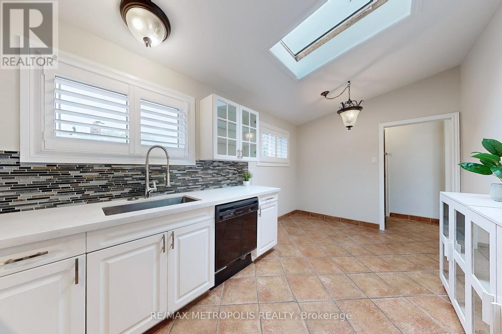 199 Sweeney Drive, Toronto (Victoria Village), Ontario  M4A 1V5 - Photo 10 - C12212772