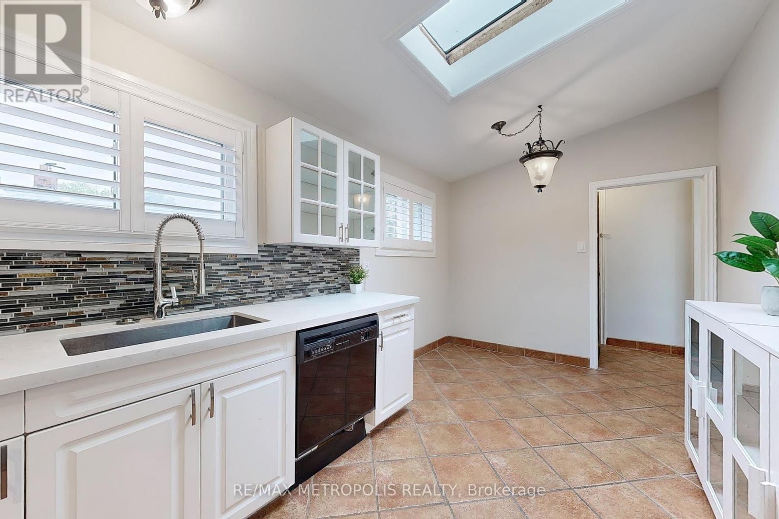 199 Sweeney Drive, Toronto (Victoria Village), Ontario  M4A 1V5 - Photo 11 - C12212772