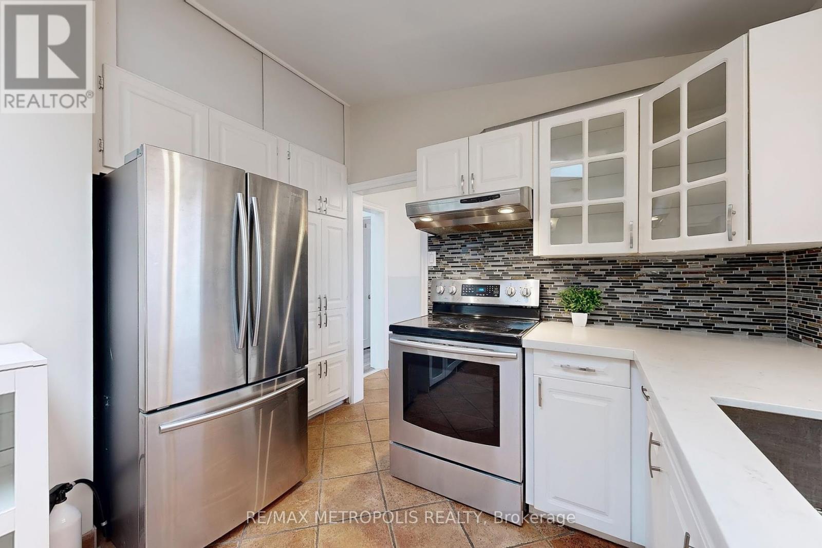 199 Sweeney Drive, Toronto (Victoria Village), Ontario  M4A 1V5 - Photo 12 - C12212772