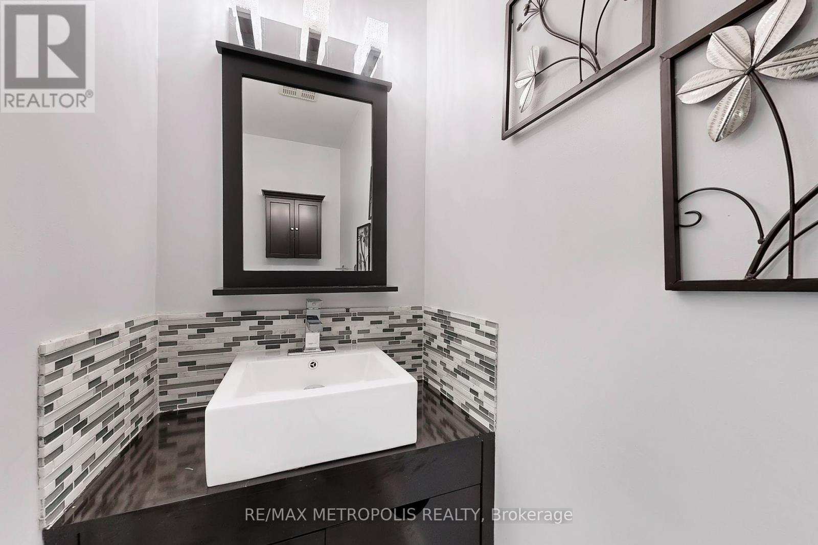 199 Sweeney Drive, Toronto (Victoria Village), Ontario  M4A 1V5 - Photo 15 - C12212772