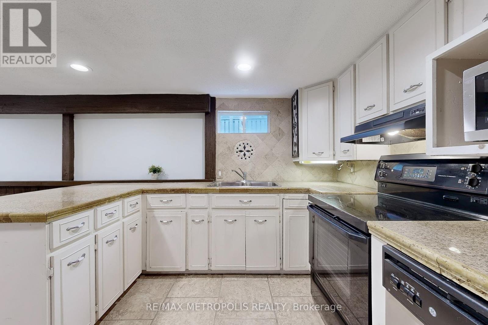 199 Sweeney Drive, Toronto (Victoria Village), Ontario  M4A 1V5 - Photo 32 - C12212772