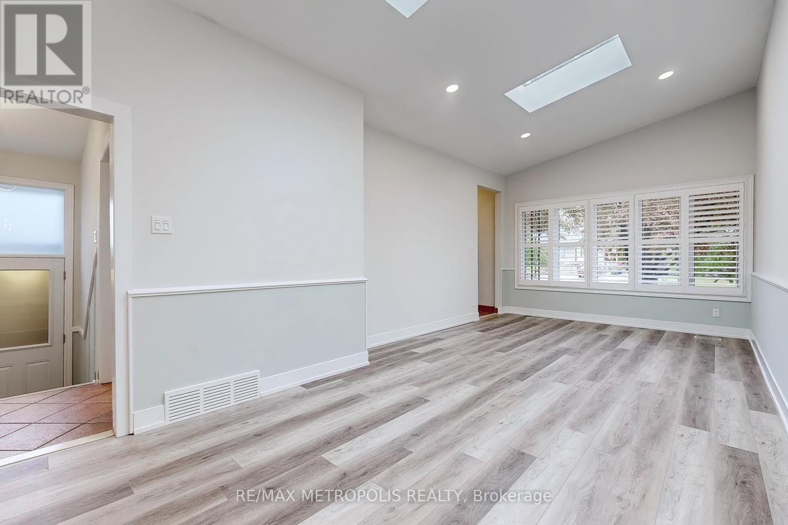 199 Sweeney Drive, Toronto (Victoria Village), Ontario  M4A 1V5 - Photo 4 - C12212772