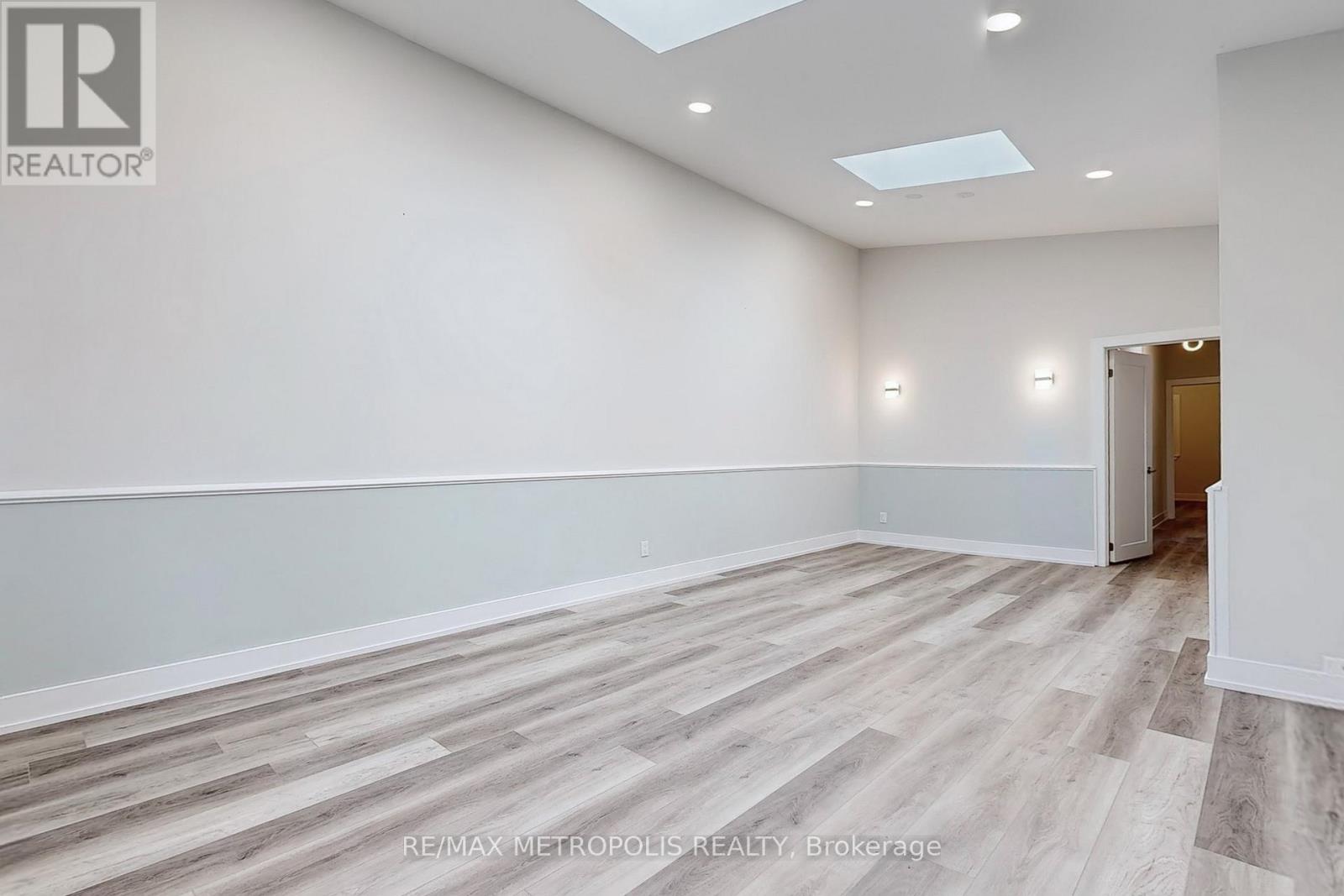 199 Sweeney Drive, Toronto (Victoria Village), Ontario  M4A 1V5 - Photo 7 - C12212772