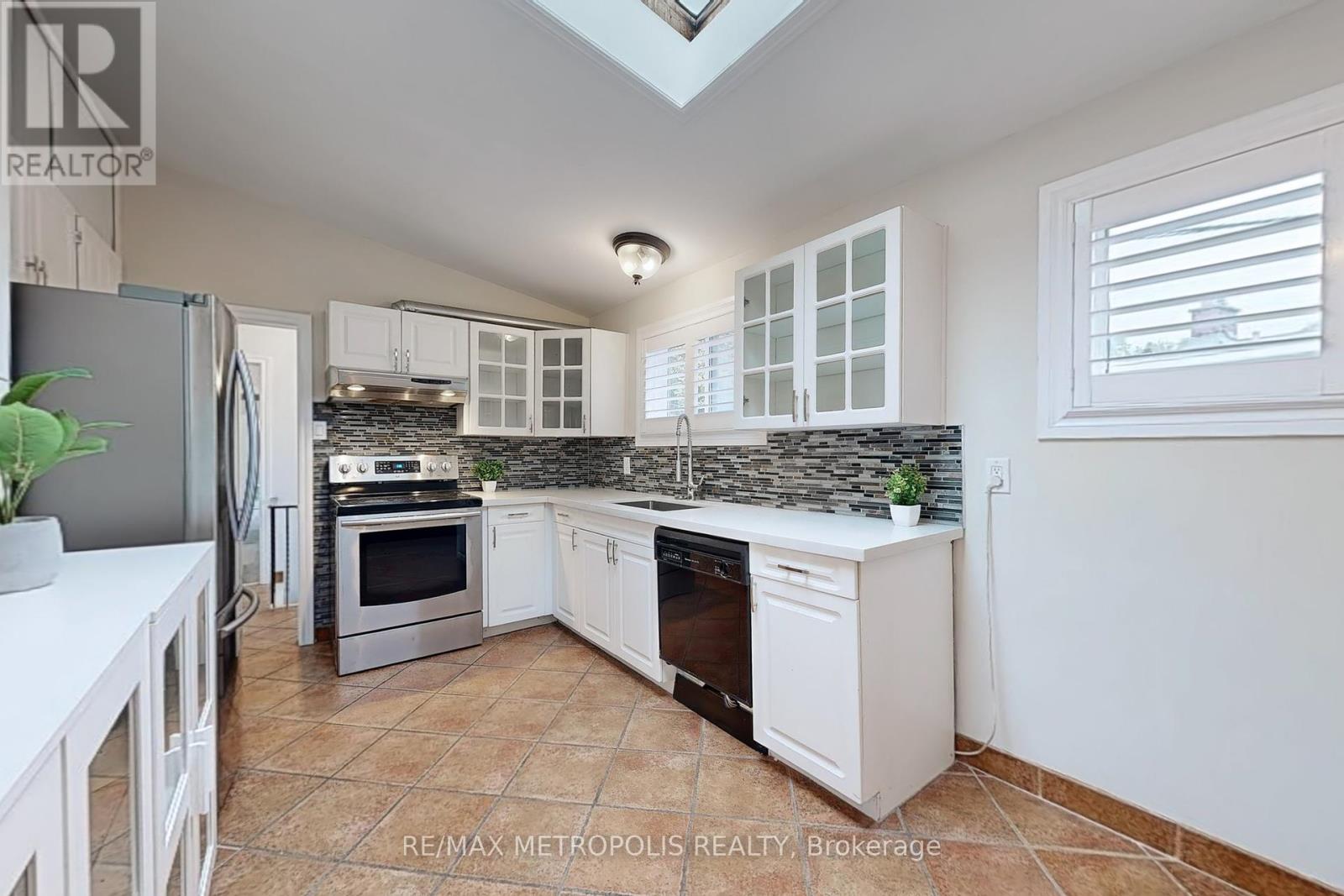 199 Sweeney Drive, Toronto (Victoria Village), Ontario  M4A 1V5 - Photo 9 - C12212772