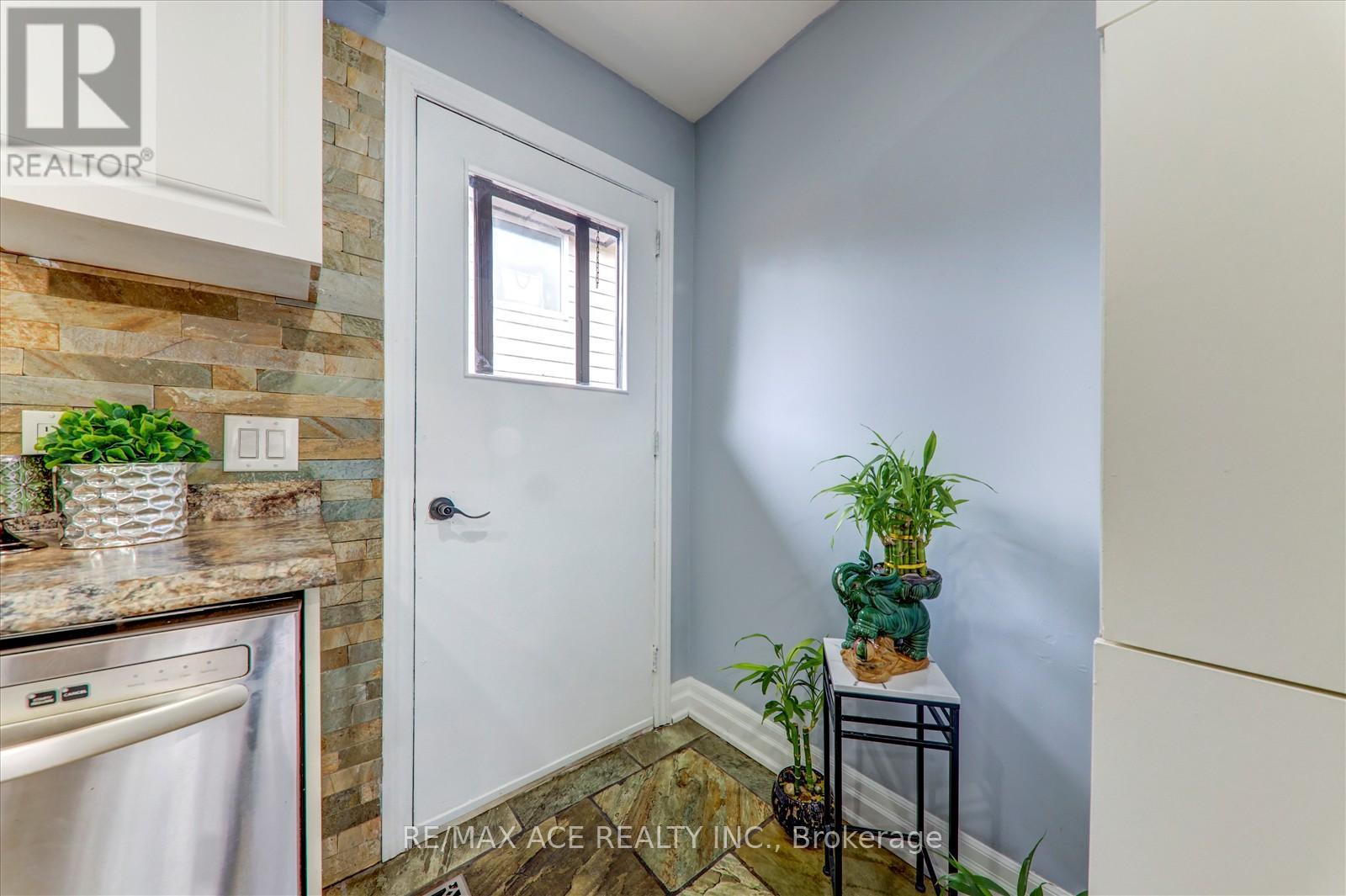 121 Cultra Square, Toronto (West Hill), Ontario  M1E 2E4 - Photo 15 - E12212926