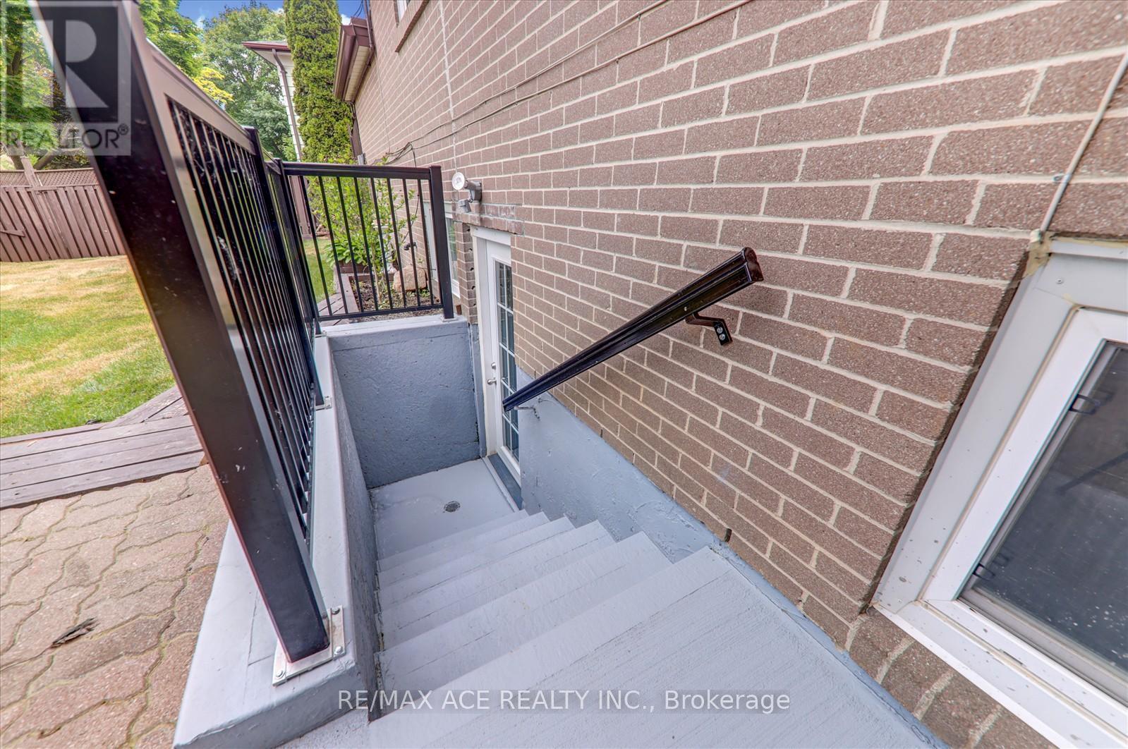 121 Cultra Square, Toronto (West Hill), Ontario  M1E 2E4 - Photo 36 - E12212926