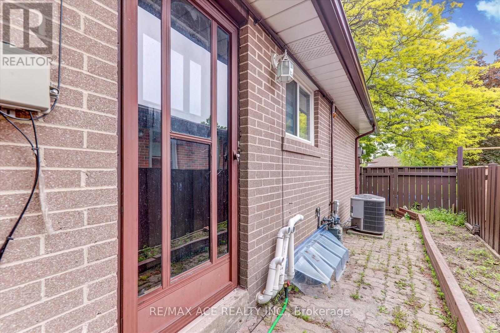 121 Cultra Square, Toronto (West Hill), Ontario  M1E 2E4 - Photo 37 - E12212926