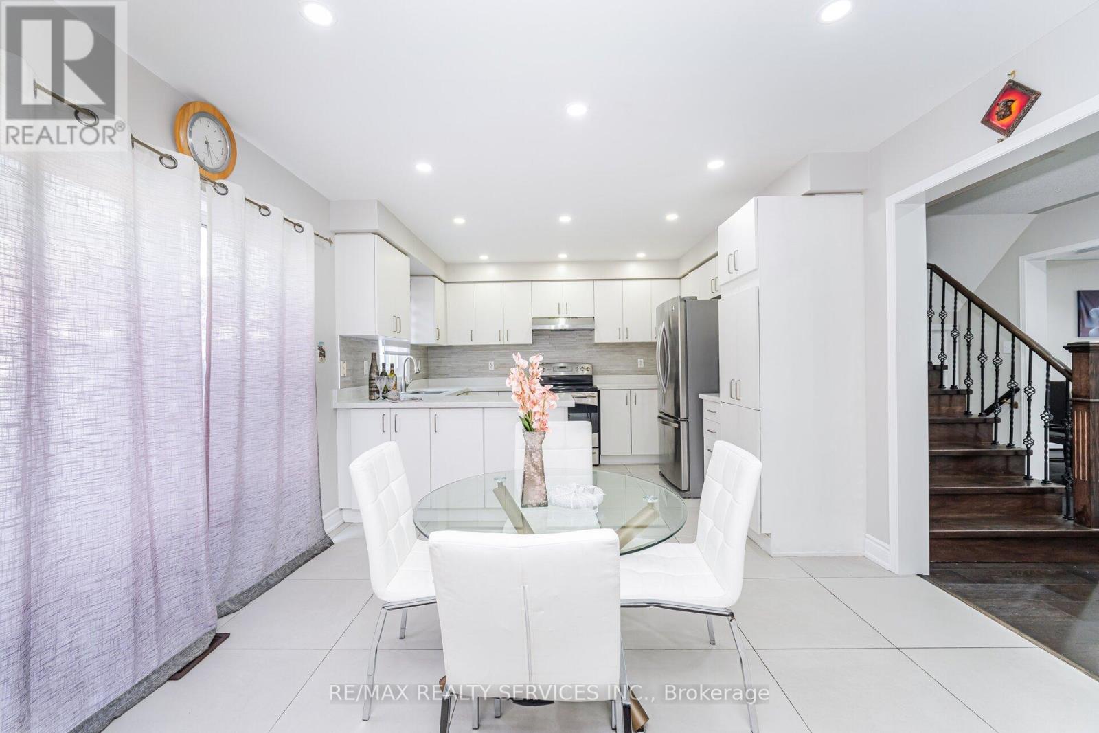30 Sams Crescent, Brampton, Ontario  L7A 3R7 - Photo 12 - W12210375