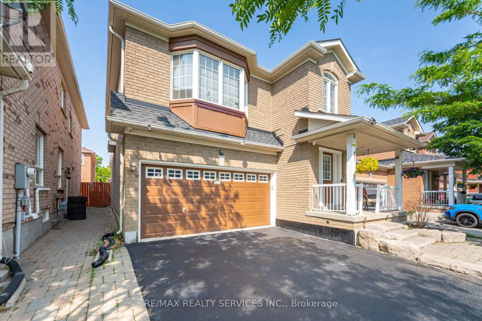 30 Sams Crescent, Brampton, Ontario  L7A 3R7 - Photo 3 - W12210375