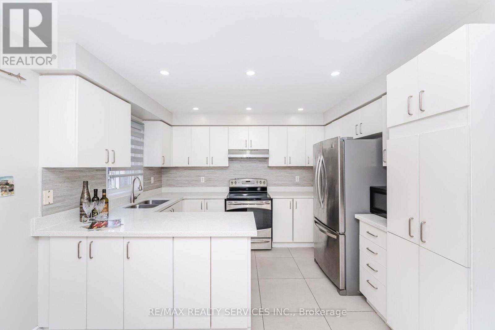 30 Sams Crescent, Brampton, Ontario  L7A 3R7 - Photo 11 - W12210375