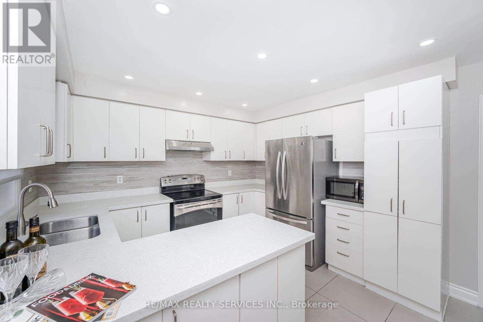30 Sams Crescent, Brampton, Ontario  L7A 3R7 - Photo 10 - W12210375