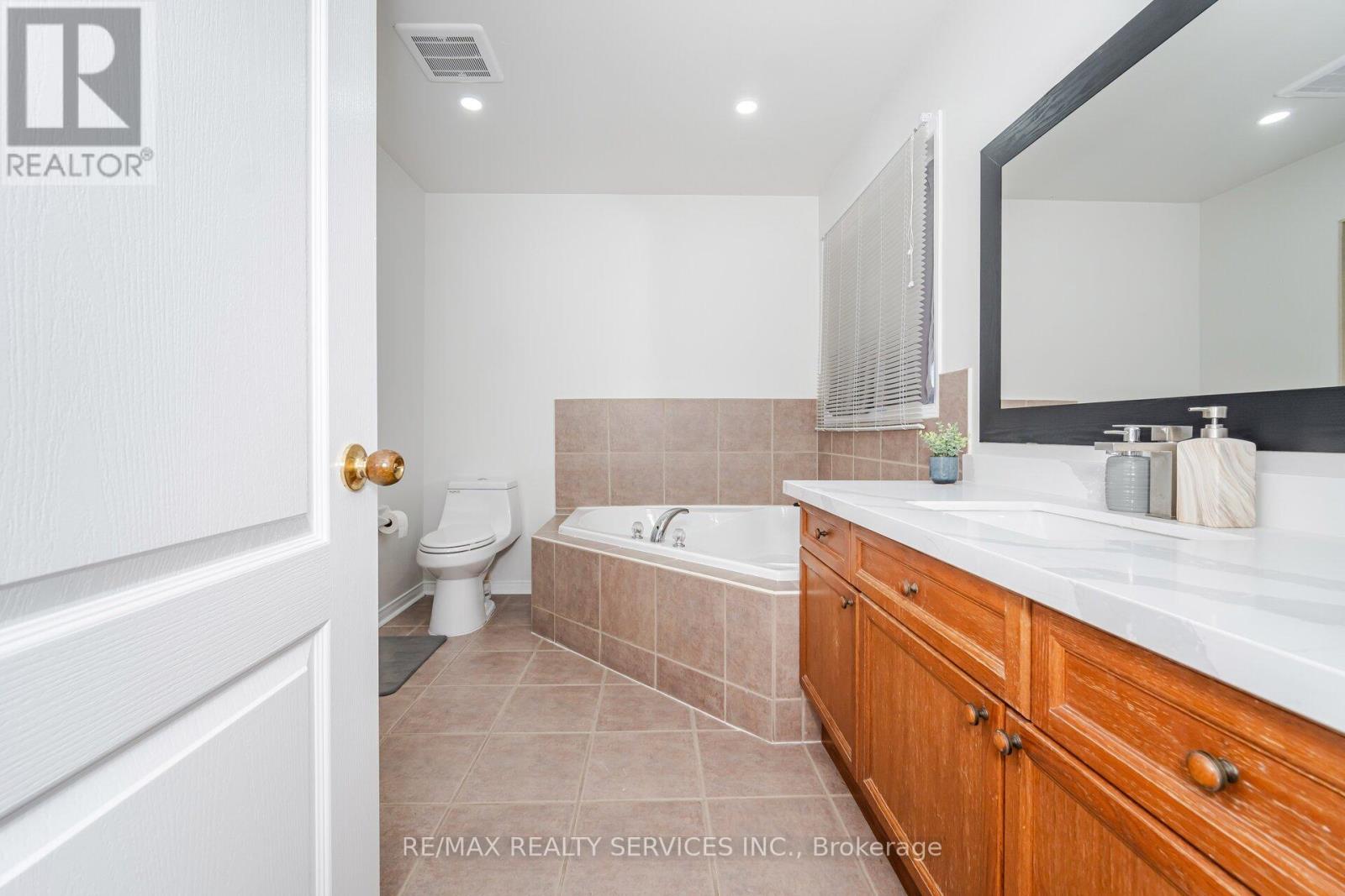30 Sams Crescent, Brampton, Ontario  L7A 3R7 - Photo 26 - W12210375