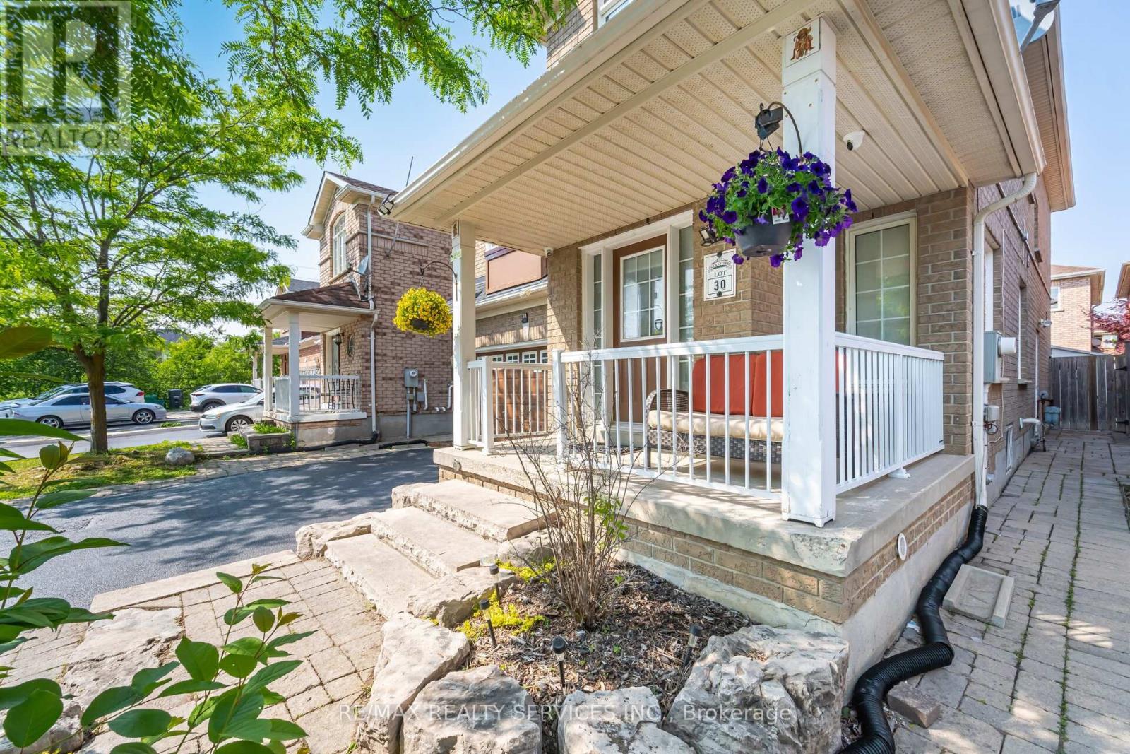 30 Sams Crescent, Brampton, Ontario  L7A 3R7 - Photo 4 - W12210375