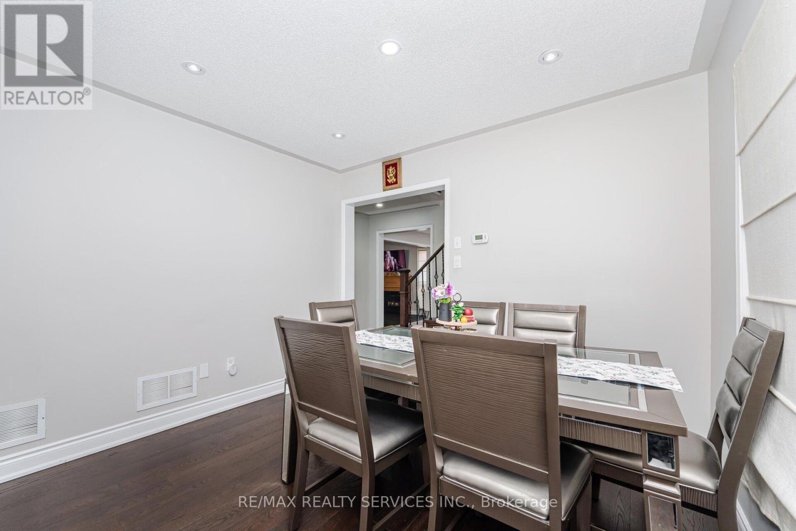 30 Sams Crescent, Brampton, Ontario  L7A 3R7 - Photo 8 - W12210375