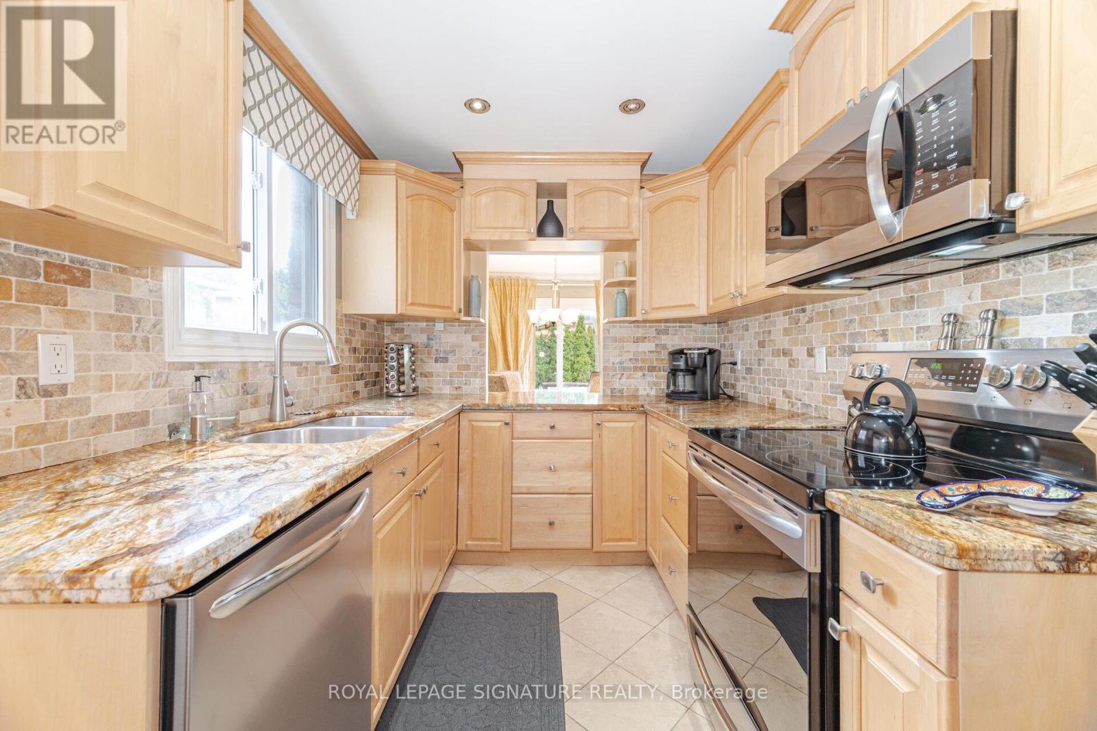 1575 Dewberry Crescent, Mississauga (Rathwood), Ontario  L4W 3B6 - Photo 6 - W12212259
